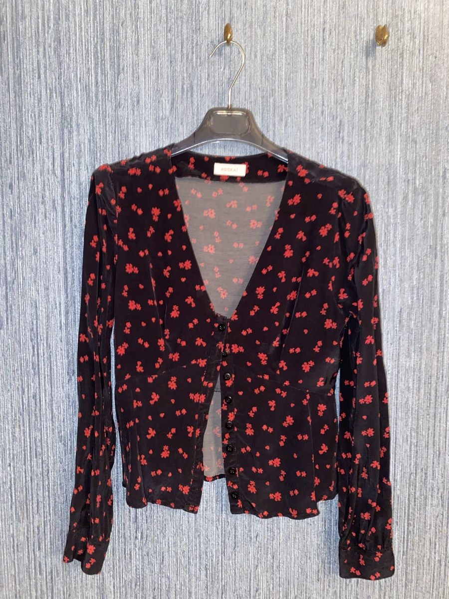 Kookai Camicette: Kookai - Blouse à fleurs rouge/noir – Nuovo (secondo la descrizione) da Genève venduto da TheMattiBoutique