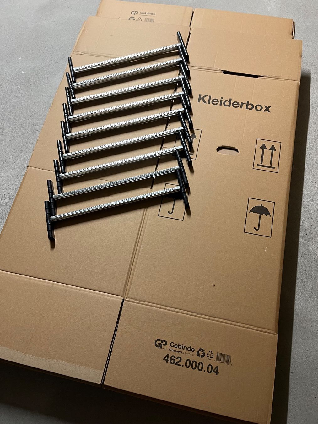 Cartons: Kleiderbox mit Stange – D'occasion à Hilterfingen par MAZ01 2