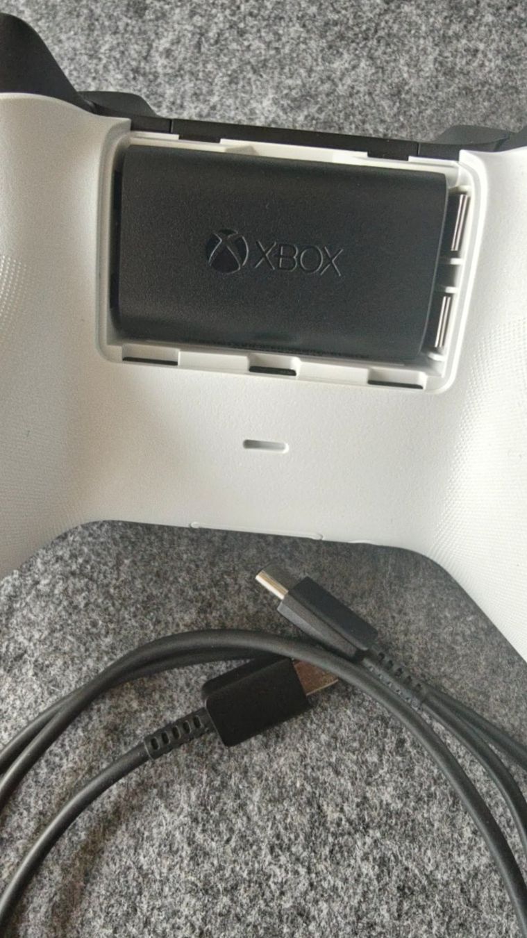 Microsoft Controller: Microsoft Xbox Wireless Controller with original battery! – Gebraucht aus Knonau von scaronni 2