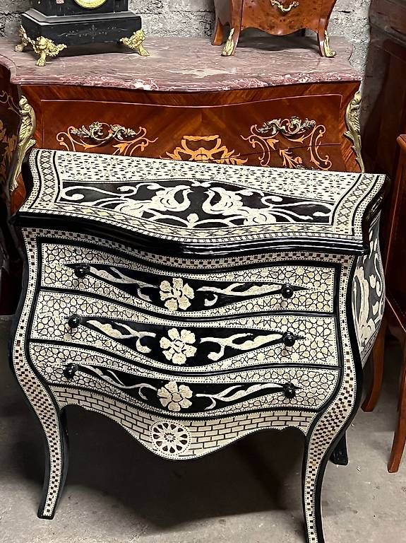 Kommoden: Commode nacrée  de style Louis XV dessins persans, – Gebraucht aus geneve von louisart