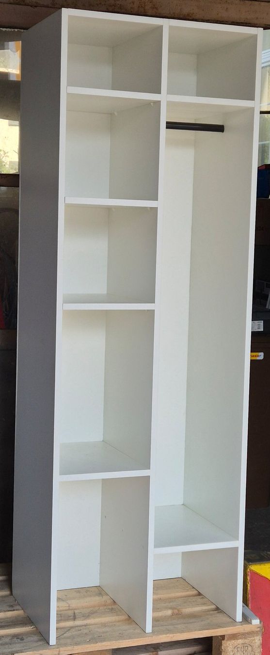 Guardaroba: Weisse Garderobe in schlichtem Design – Usato da Winterthur venduto da Teletoby