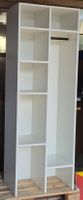 Weisse Garderobe in schlichtem Design
