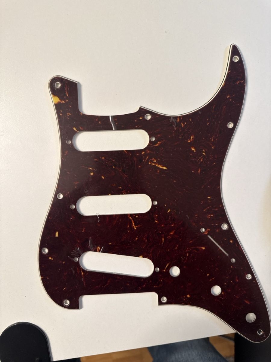 Fender Musikinstrumente: Fender Stratocaster Pickguard (Rot) – Neu und originalverpackt aus Watt von flavio_1996