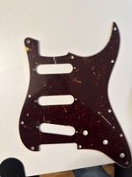 Fender Stratocaster Pickguard (Rot)