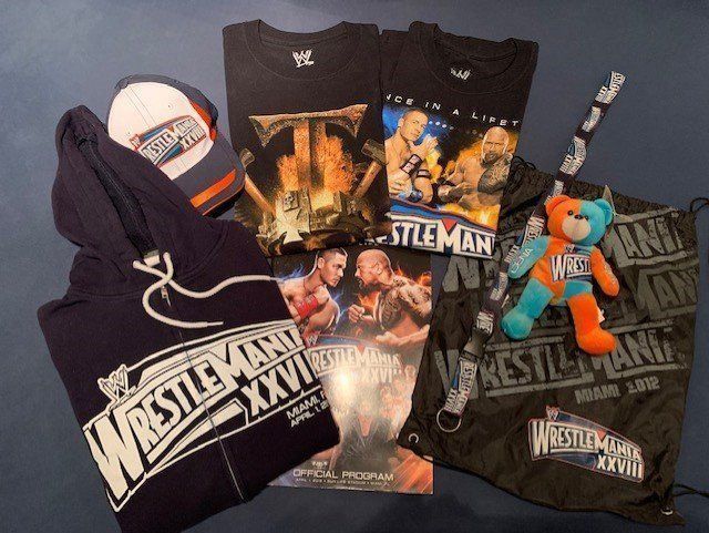T-Shirts: WWE Wrestlemania 28 Fan Package – Neu (gemäss Beschreibung) aus Bassersdorf von Envinyatar13