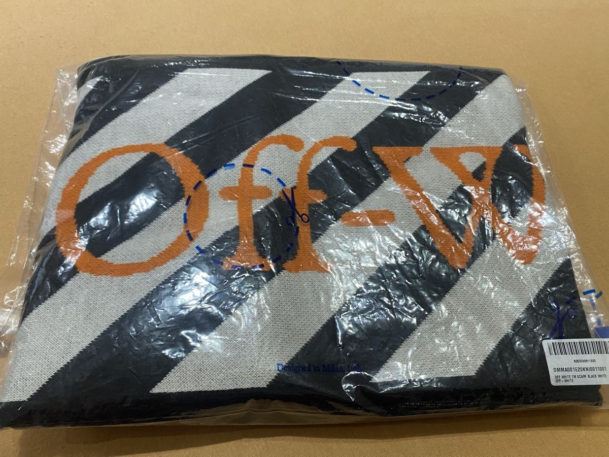 Off-White Foulards, Tücher & Schals: Off-White Schal🧣 – Gebraucht aus Zollikerberg von Jvac2 9
