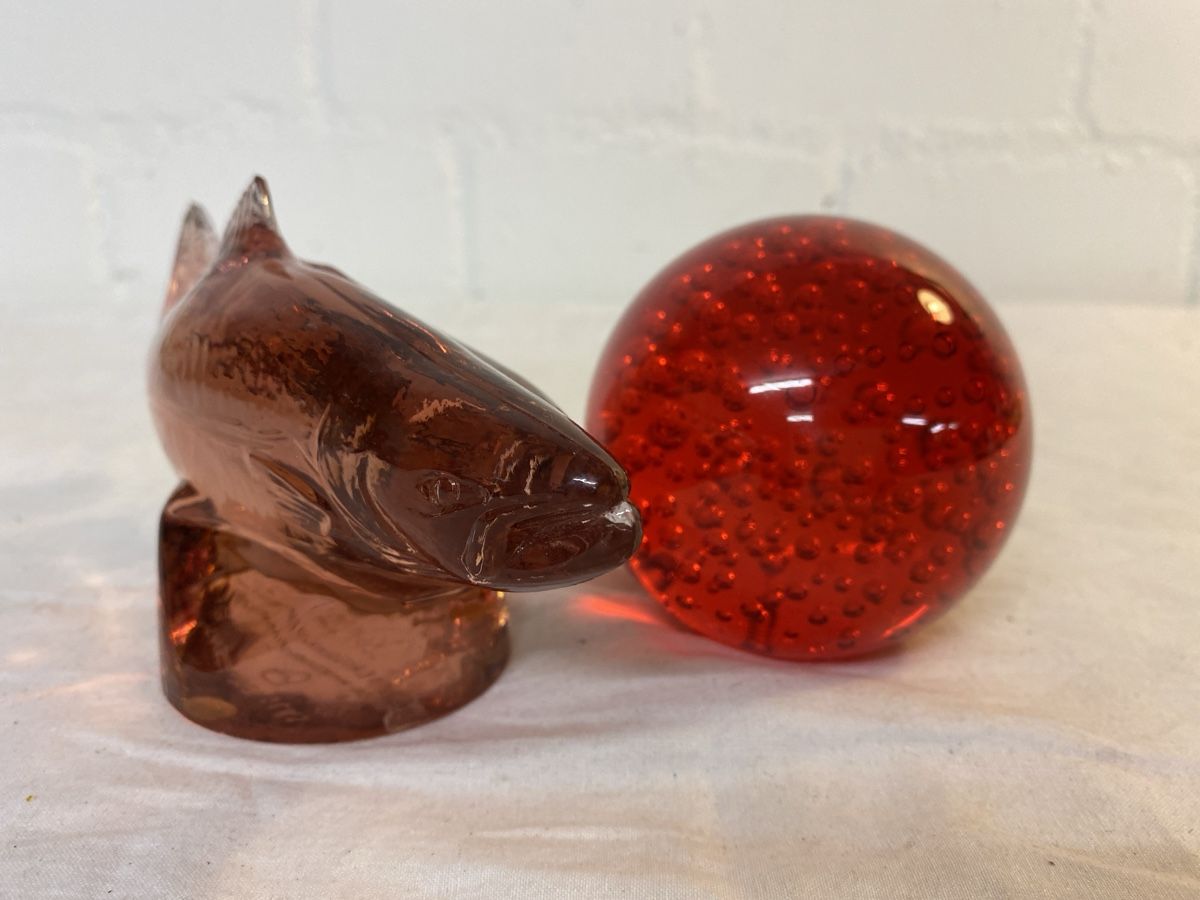 Kosta Boda Statuette: Glasfisch Kosta mit Glaskugel Deko rot – Usato da sursee venduto da trilli-tralli 7