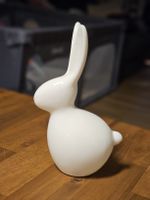 Weisser Keramik Hase, Osterdeko