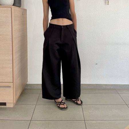 Weite schwarze Hose