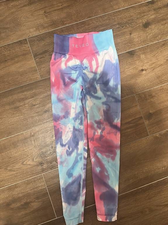 Leggings: Teveo Leggins collection tie dye – Usato da Rickenbach LU venduto da nur_lars
