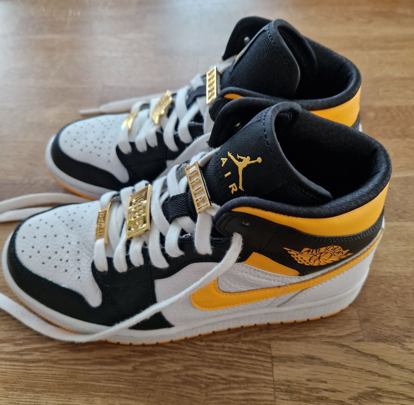 Jordan Scarpe da donna: Air Jordan 1 Mid Women – Usato da Kerns venduto da artisamantes 2