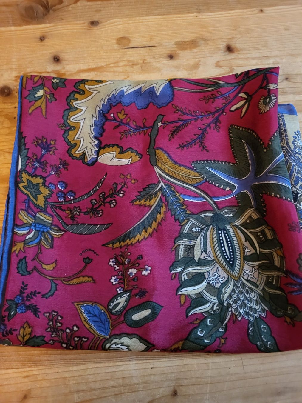 Foulards & écharpes: Wunderschöner Seidenschal mit Blumenmuster – Neuf (Voir description) à Guggisberg par Aegertenlehn 3