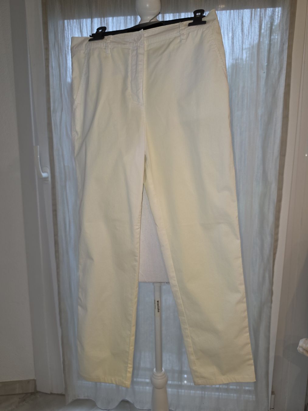 Caroll Pantaloni: Pantalon crème Caroll taille 36. – Nuovo (secondo la descrizione) da CASLANO venduto da Bebesa