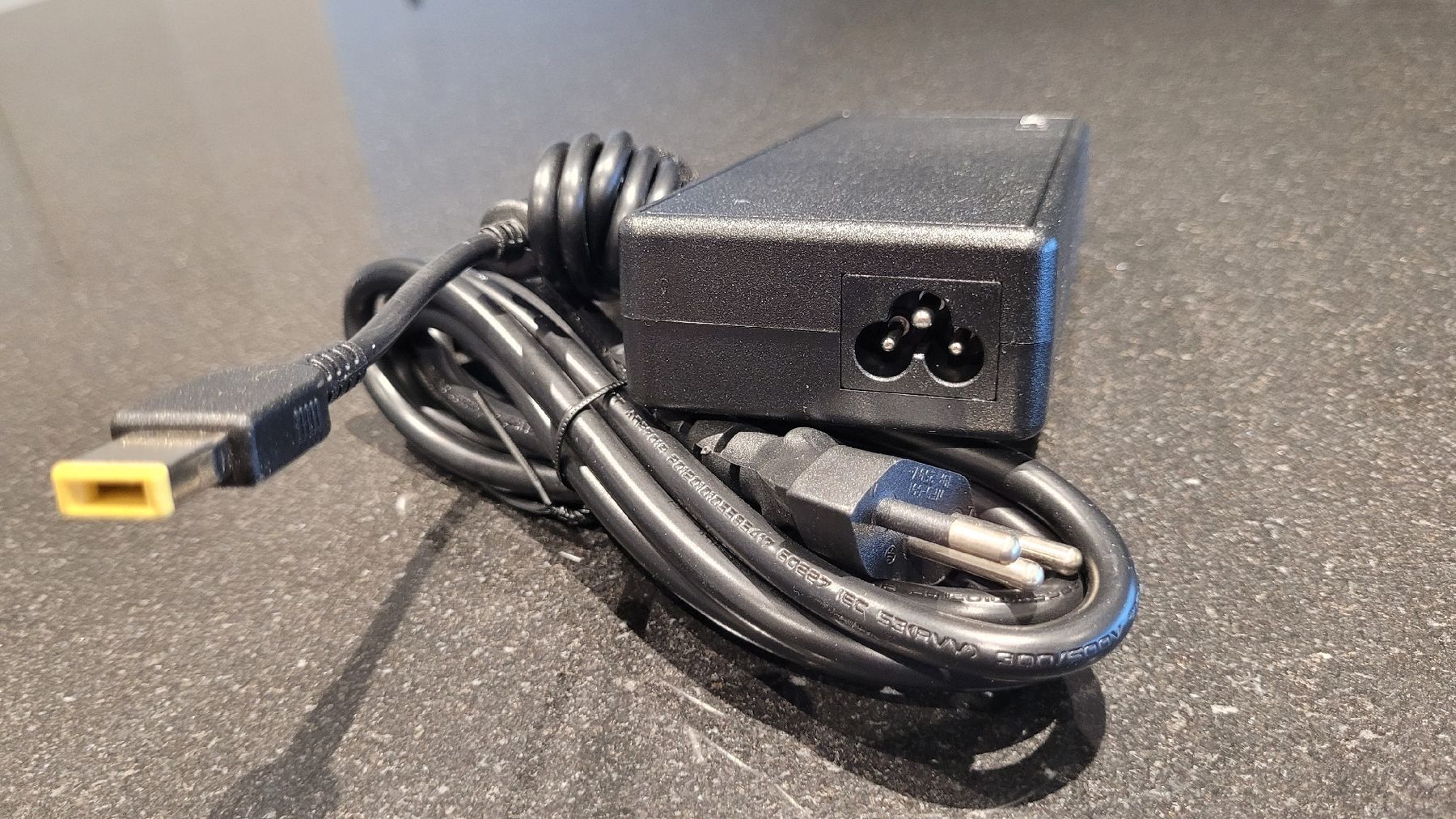 Caricabatterie: Netzgerät 135W Dockingstation Lenovo 40AF – Nuovo (secondo la descrizione) da Klingnau venduto da Groofty69 4