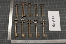 Lot mit 10 antiken Schlüsseln