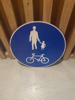 Verkehrsschild Fussgänger und Radfahrer Wegweiser Schild run