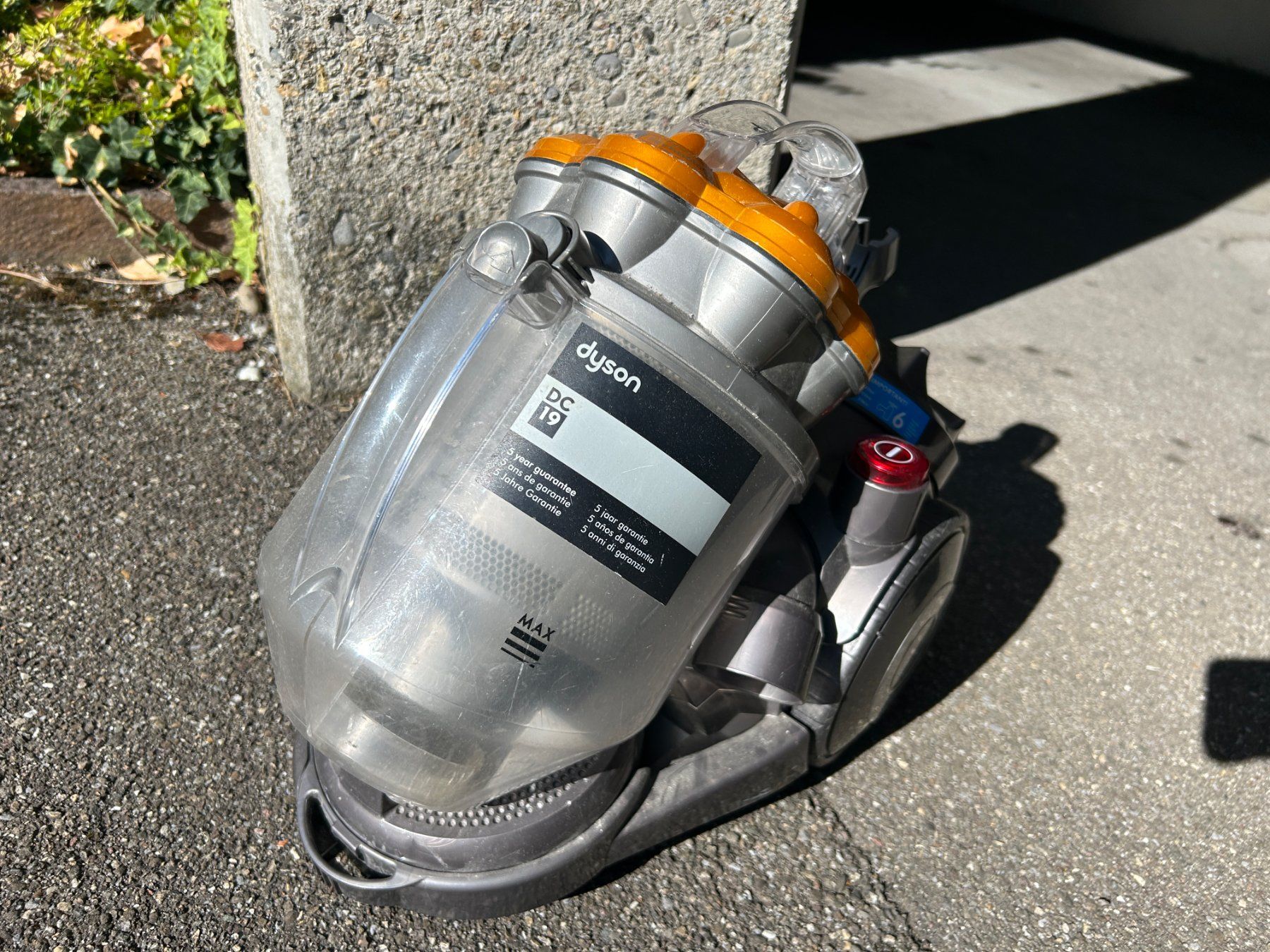 Dyson Aspirateurs & Accessoires: DYSON DC19, Funktionstüchtig – D'occasion à Küsnacht ZH par MagnusAa