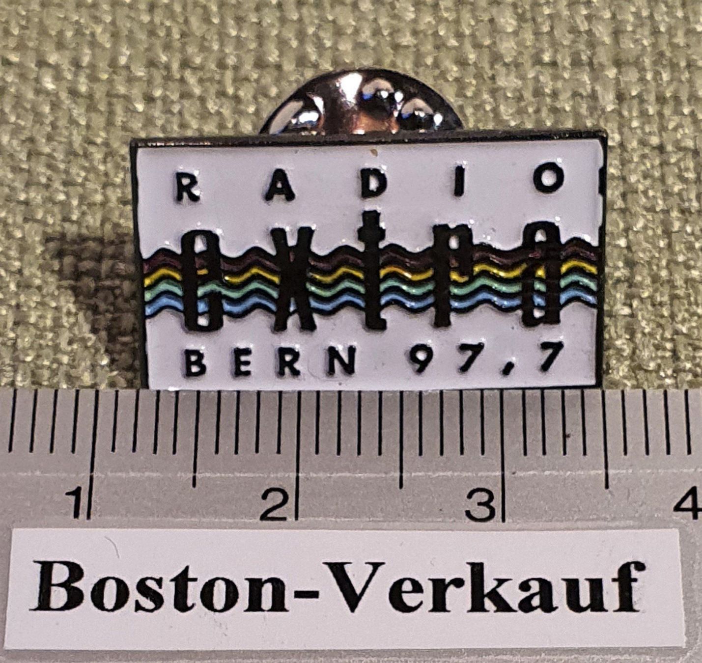Placchette & Badge: A072 - Pin Radio extra Bern 97.7 – Usato da Reinach BL venduto da Boston-Verkauf 1