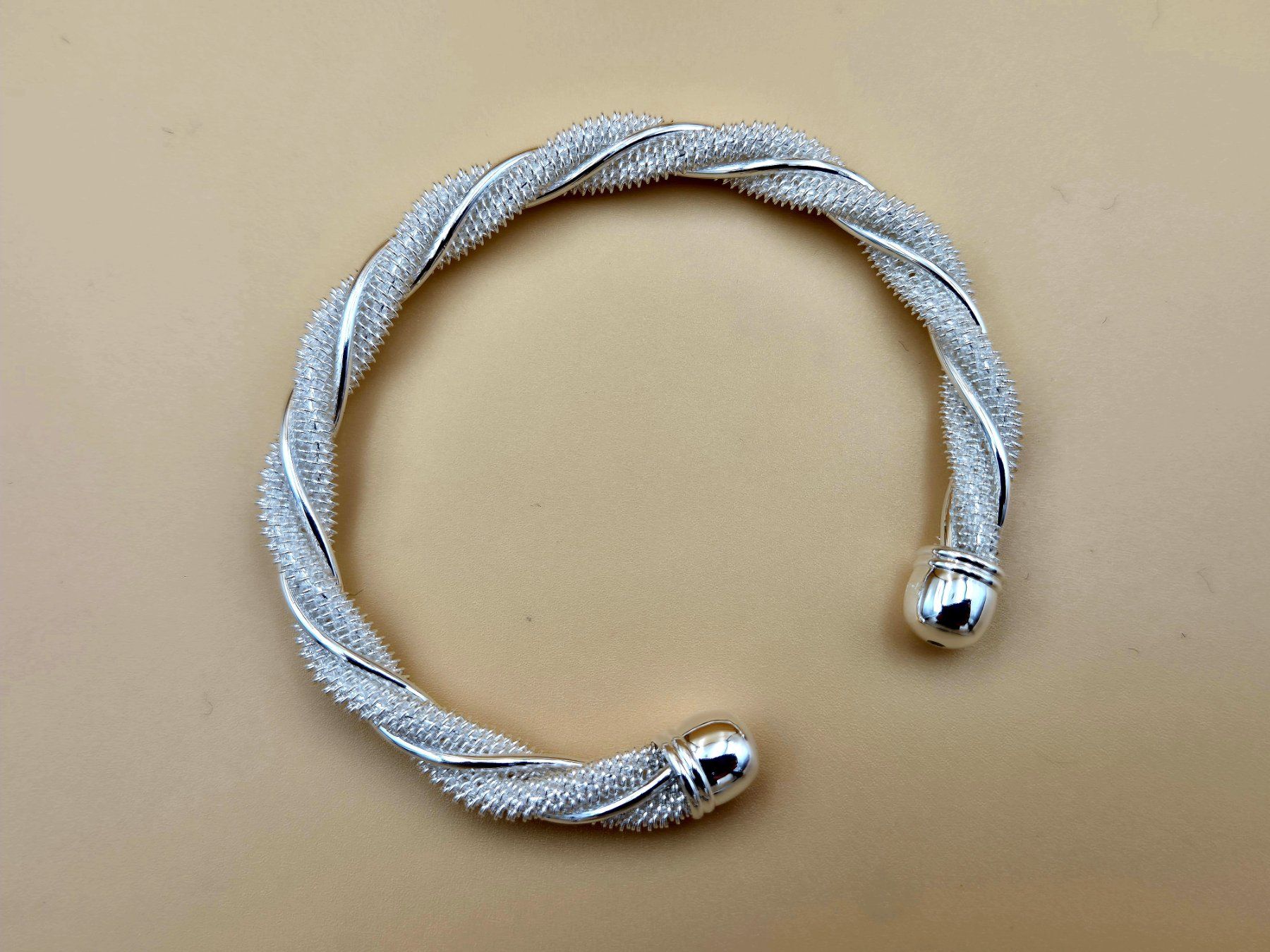 Bracciali & Braccialetti: Bracelet Jonc Argenté Torsadé Élégant – Usato da Riddes venduto da flo_ngl8