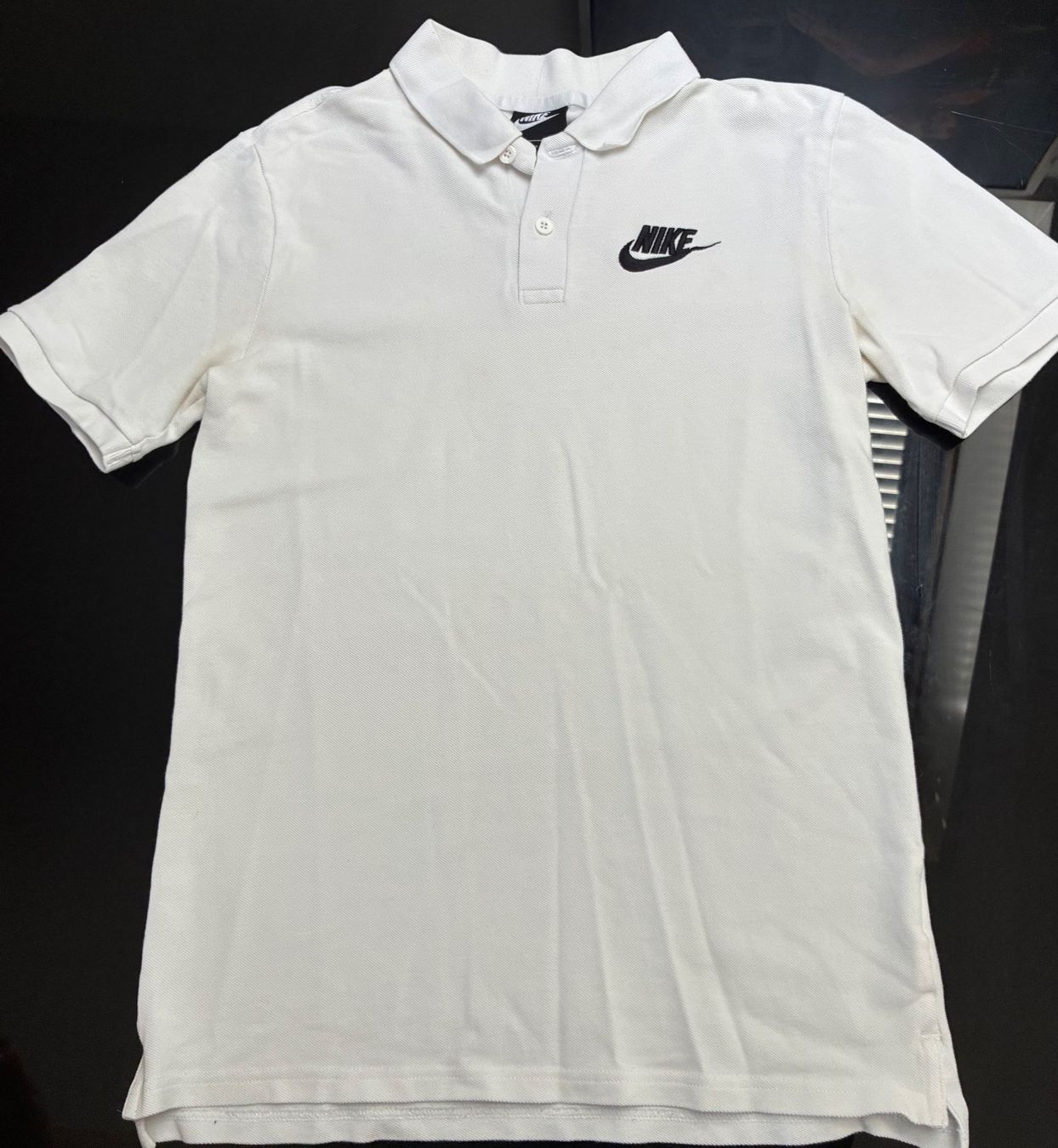 Nike Magliette Polo: Weises Nike Poloshirt – Usato da Wettingen venduto da mel_2thb
