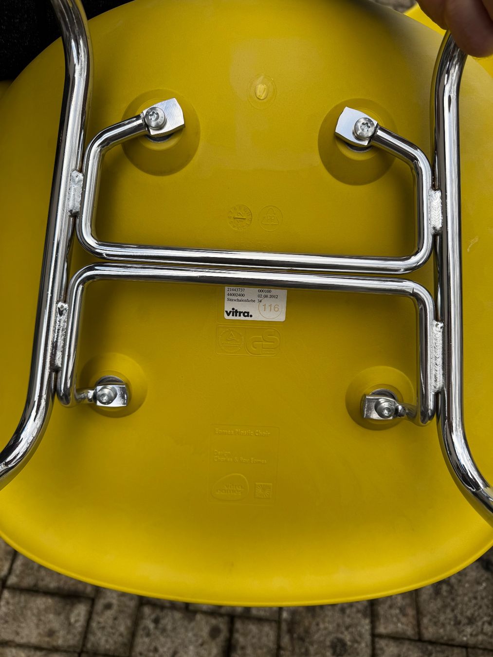 Vitra Sedie: 6er Set Vitra Eames Plastic Chairs in Gelb – Usato da Magden venduto da Mika66 1