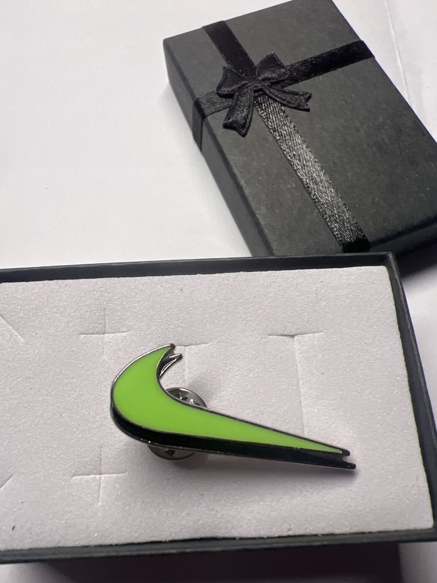 Placchette & Badge: Pin's Nike neuf jamais porté – Nuovo e nell'imballaggio originale da Chenens venduto da anasantos90