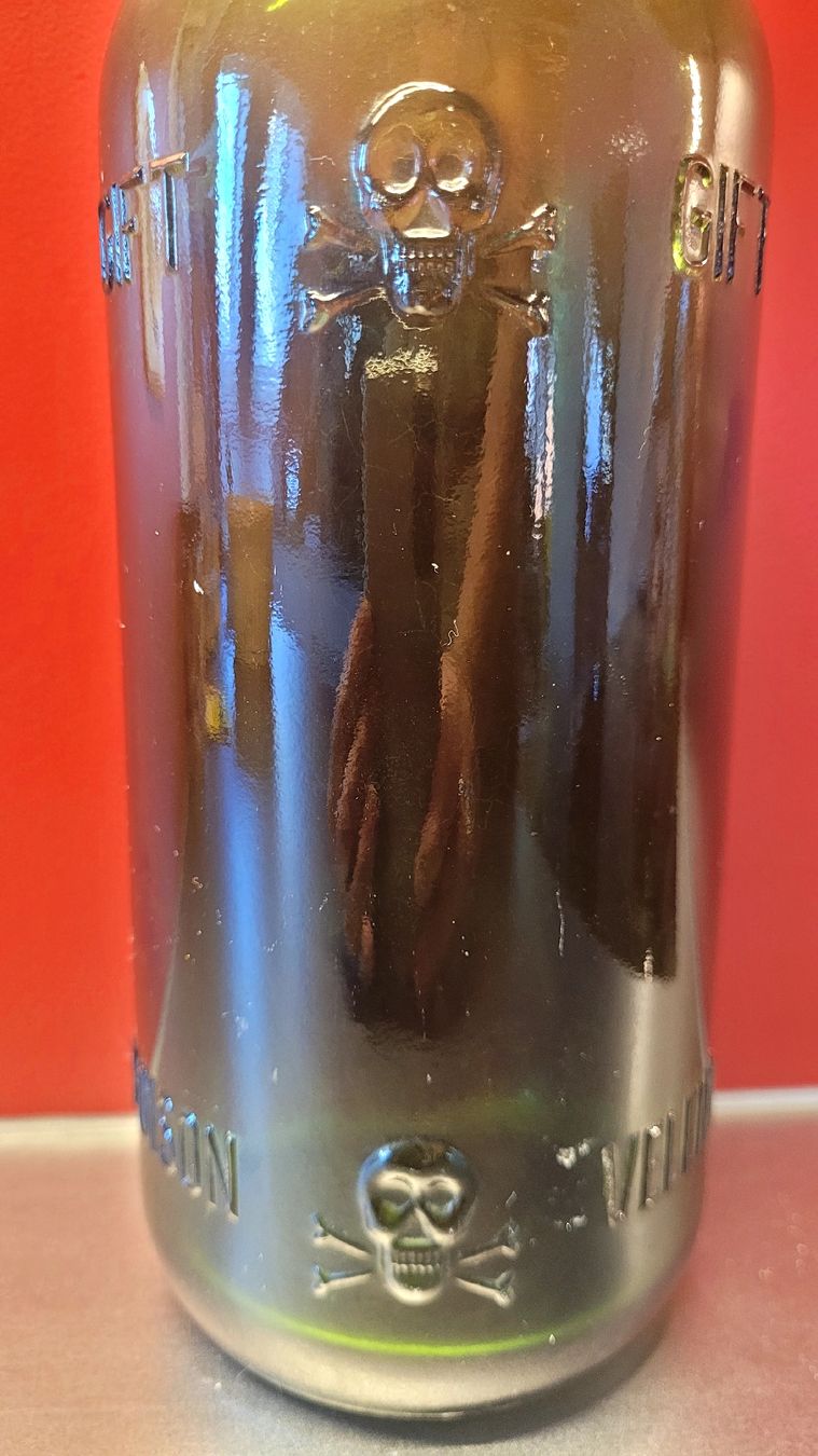 Bicchieri: alte Glasflasche "Gift" mit Deckel – Usato da Winterthur venduto da Barbarav 2