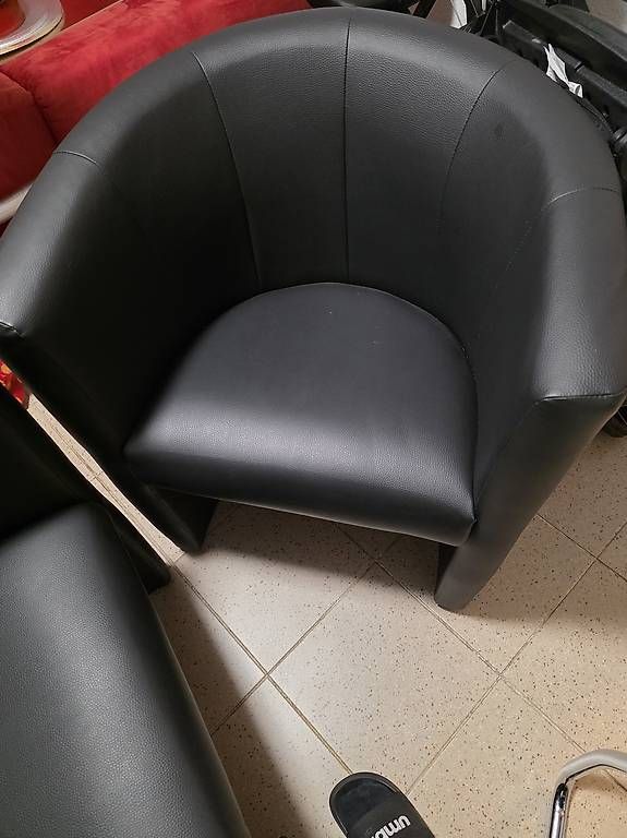 Fauteuils: Poltrona nera simil pelle  – Neuf avec emballage d'origine à Osogna par dax_t9lm