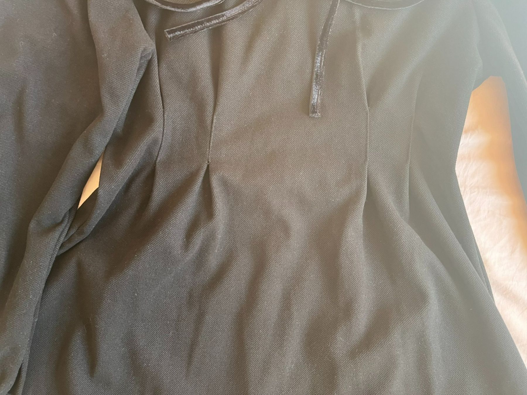 Kleider: Tailliertes Y2K-Samtkleid mit edler Paspelierung, Größe S – Gebraucht aus Zürich von Sakura888 1