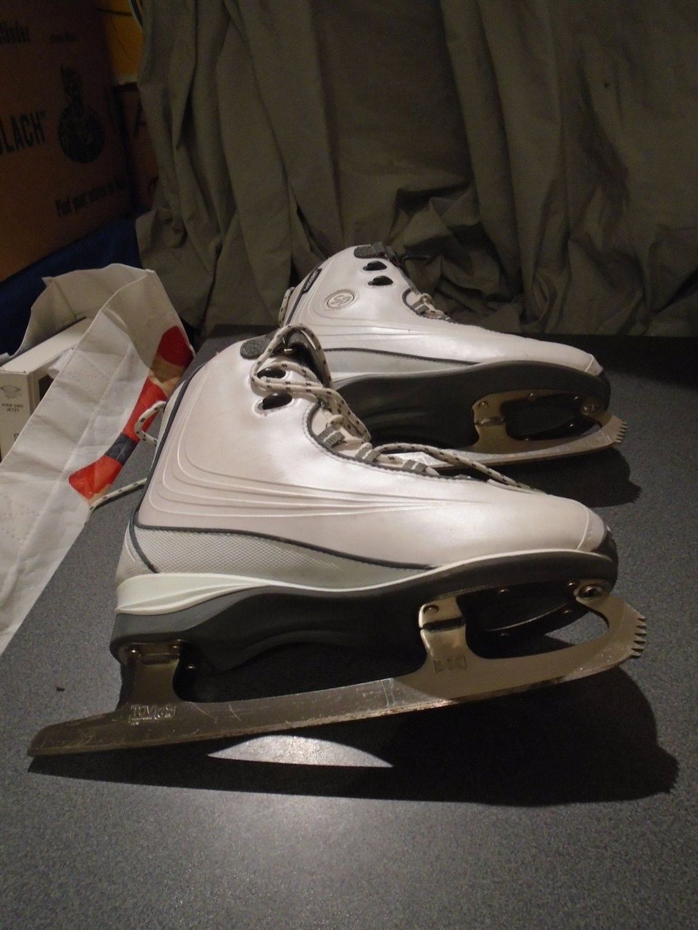 Ccm Schlittschuhe: Schlittschuhe Grösse 7, CCM, 100, weiss – Gebraucht aus Zürich von Motzkuh
