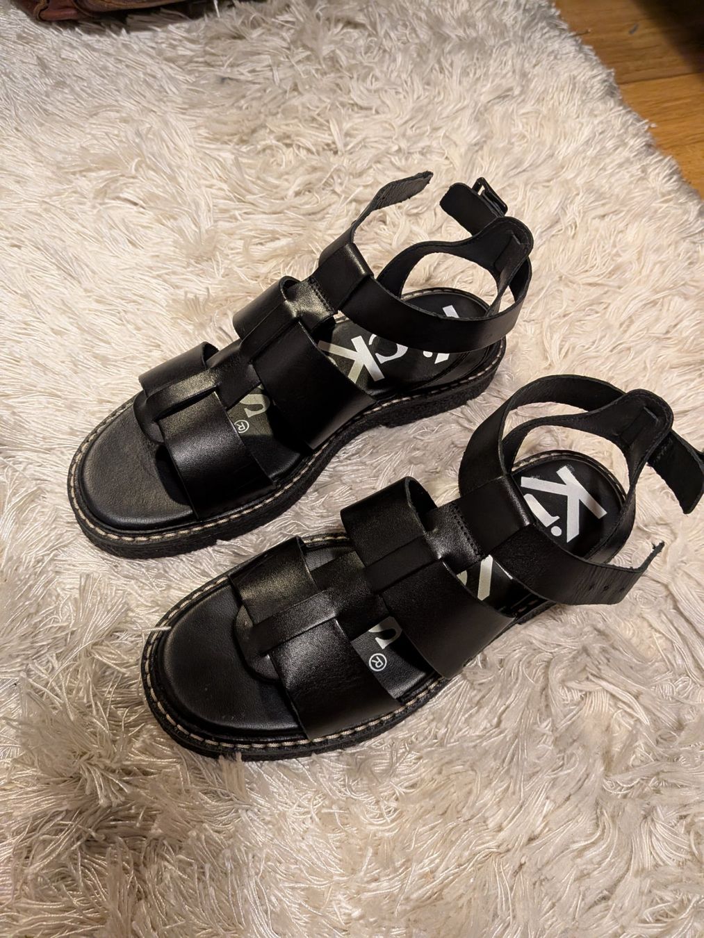 Kickers Chaussures femmes: Sandalen Kickers – D'occasion à Wangen ZH par rom_9c8d