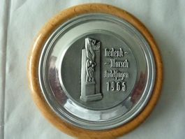 MEDAILLE GEDENK-MARSCH ANDELFINGEN 1965. METALL AUF HOLZ