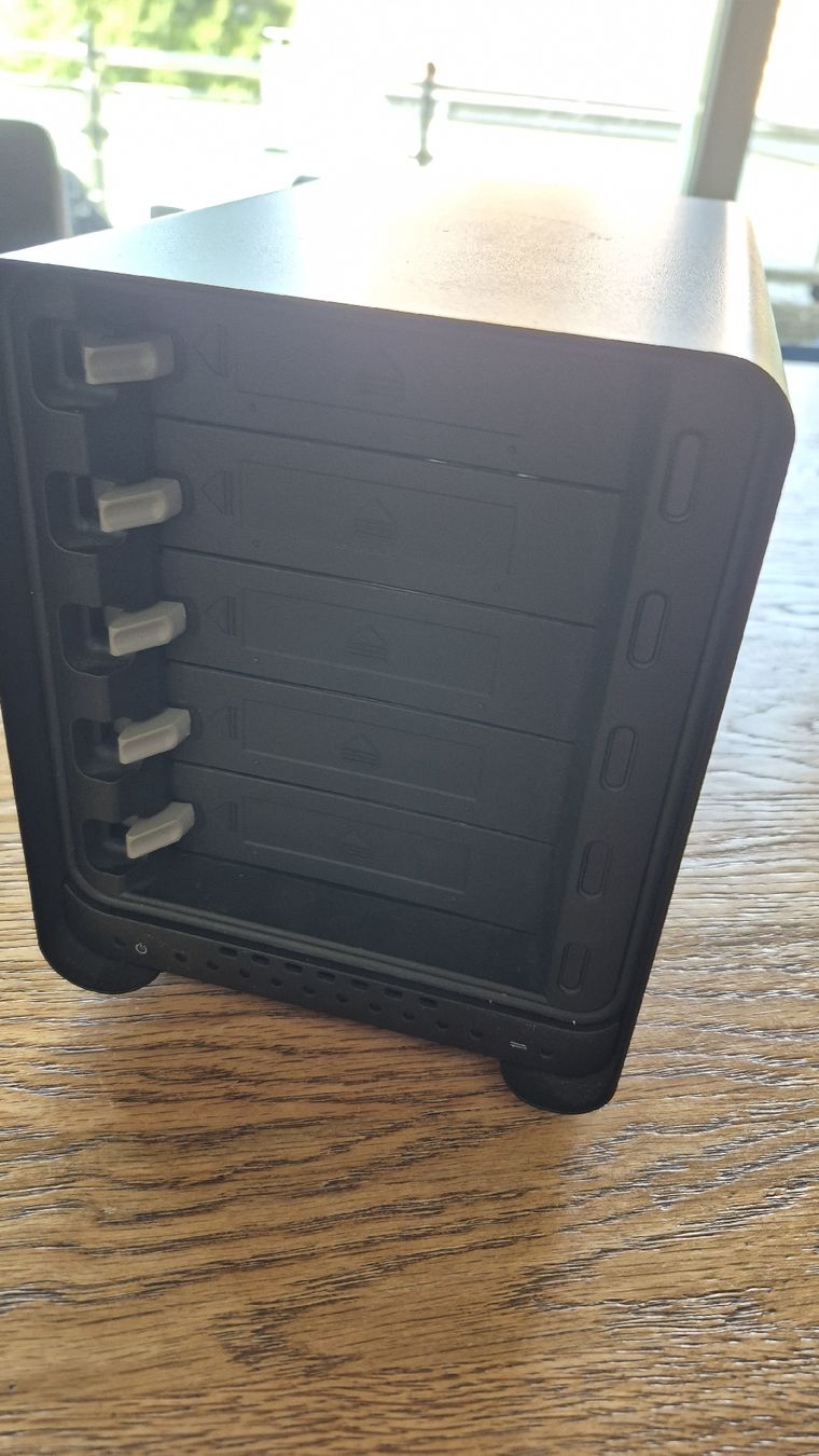 Drobo Disques durs: drobo fs 5 bay – Défectueux à Léchelles par sim7891 2