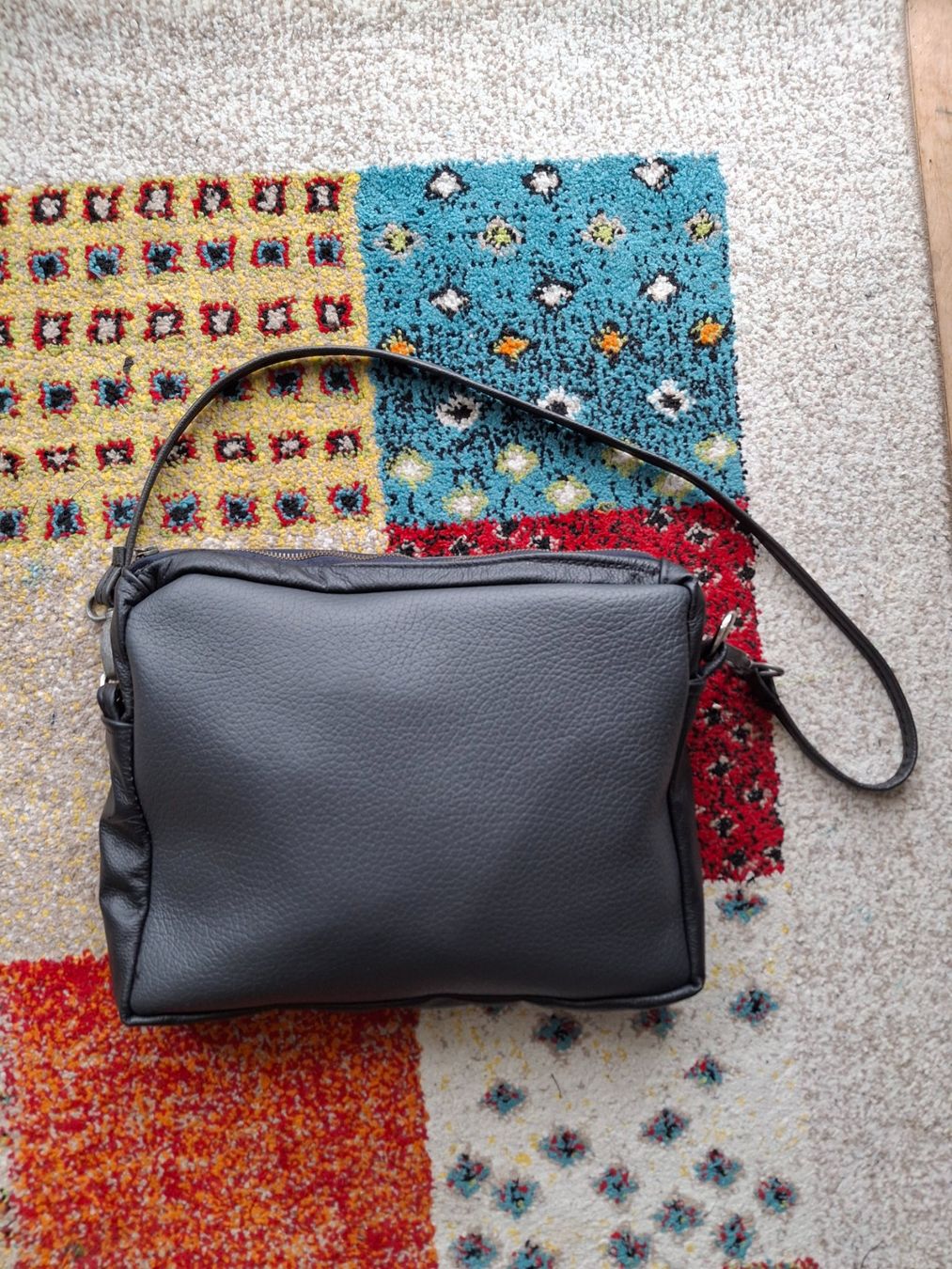Taschen für Damen: Schwarze Leder Umhängetasche geräumig – Neu (gemäss Beschreibung) aus Bellikon von MellonCollieMitTwint 2