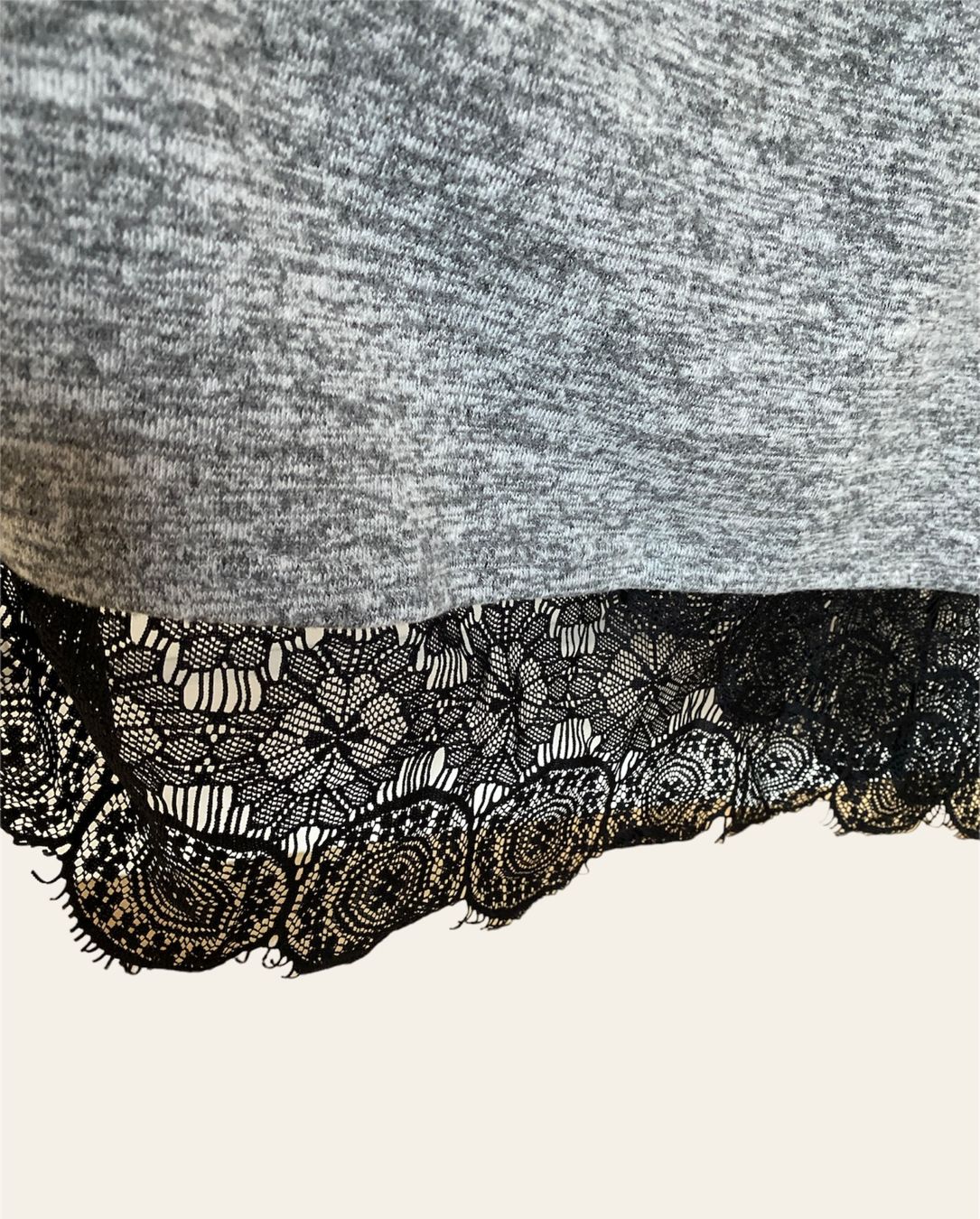 Kleider: Graues Kleid mit Spitzenbesatz – Neu (gemäss Beschreibung) aus Regensdorf von heg_h8cq 2