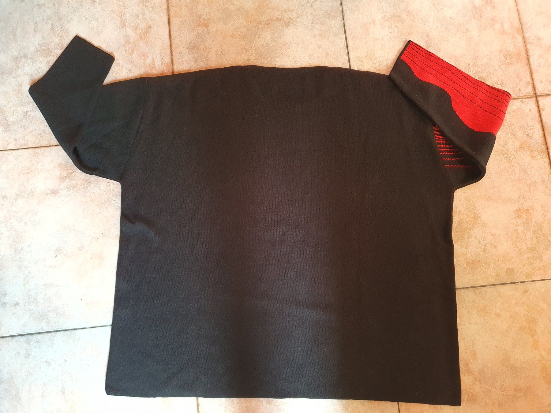Maglioni & Felpe: Pullover (schwarz-rot) in Übergrösse Gr. 60 – Usato da Zürich venduto da kevinlodge 1
