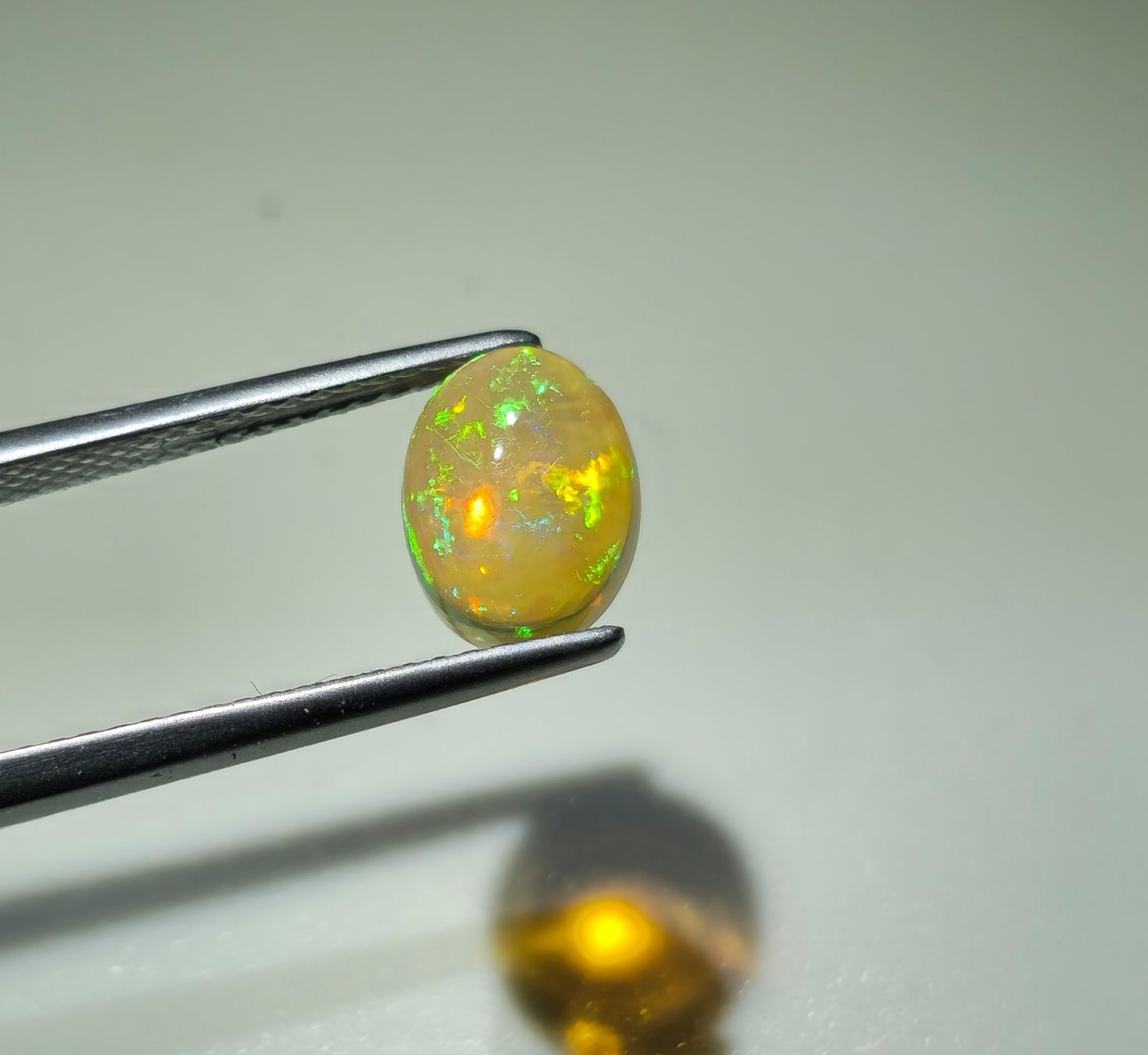 Pierres précieuses: Opal mit Schönem  Ovalem Schliff 1.20ct – Neuf (Voir description) à Schaffhausen par SahinGems