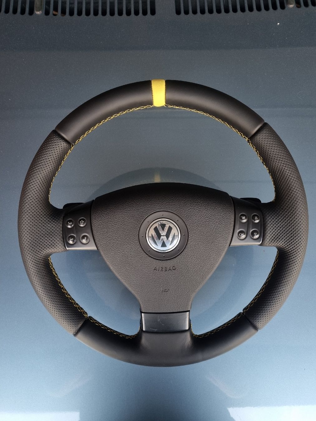 Volkswagen Tutti pezzi di ricambio auto: VW Lenkrad neu bezogen – Nuovo e nell'imballaggio originale da St. Gallen venduto da Luis_w98