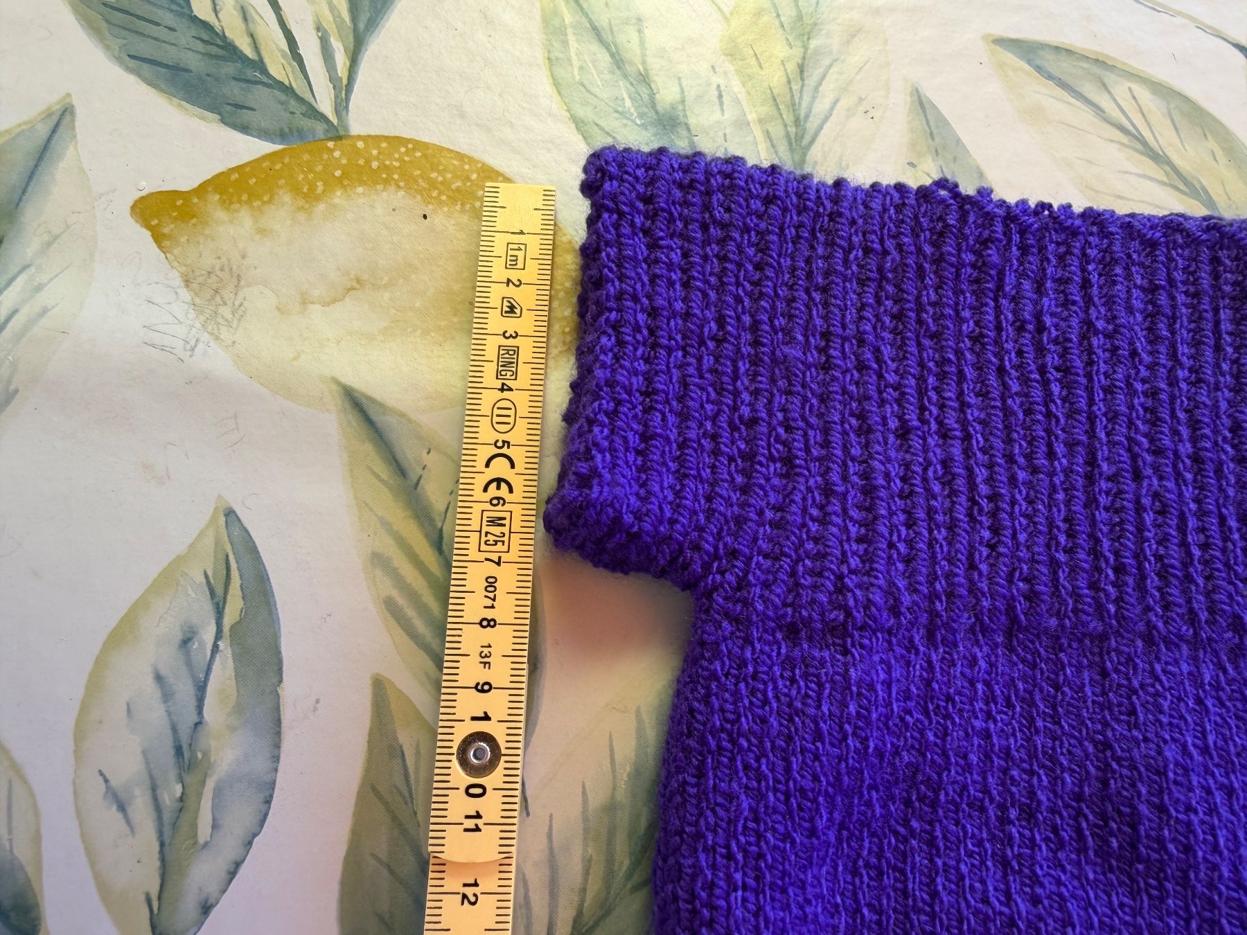 Poupées: Blauvioletter elastischer Strick Pullover, 17cm (40cm Puppe) – Neuf (Voir description) à Egg b. Zürich par Mogli93 5