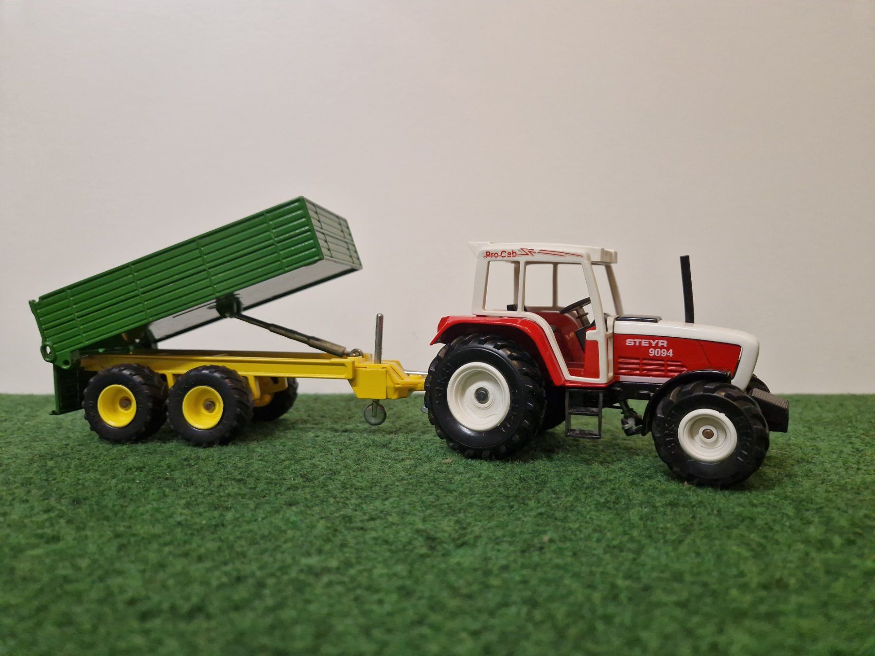 Siku Spielzeuge: Steyr 9094 Traktor von Siku mit Anhänger 1:32 – Gebraucht aus Thun von ZweifelChipss 4