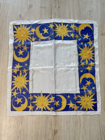 Tuch Sonne Mond Sterne handbemalt Grösse 85x85cm Zustand gut
