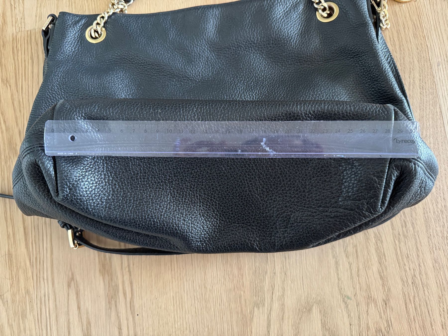 Michael Kors Taschen für Damen: Schwarze Michael Kors Handtasche mit Golddetails – Gebraucht aus Inwil von san_zh 9