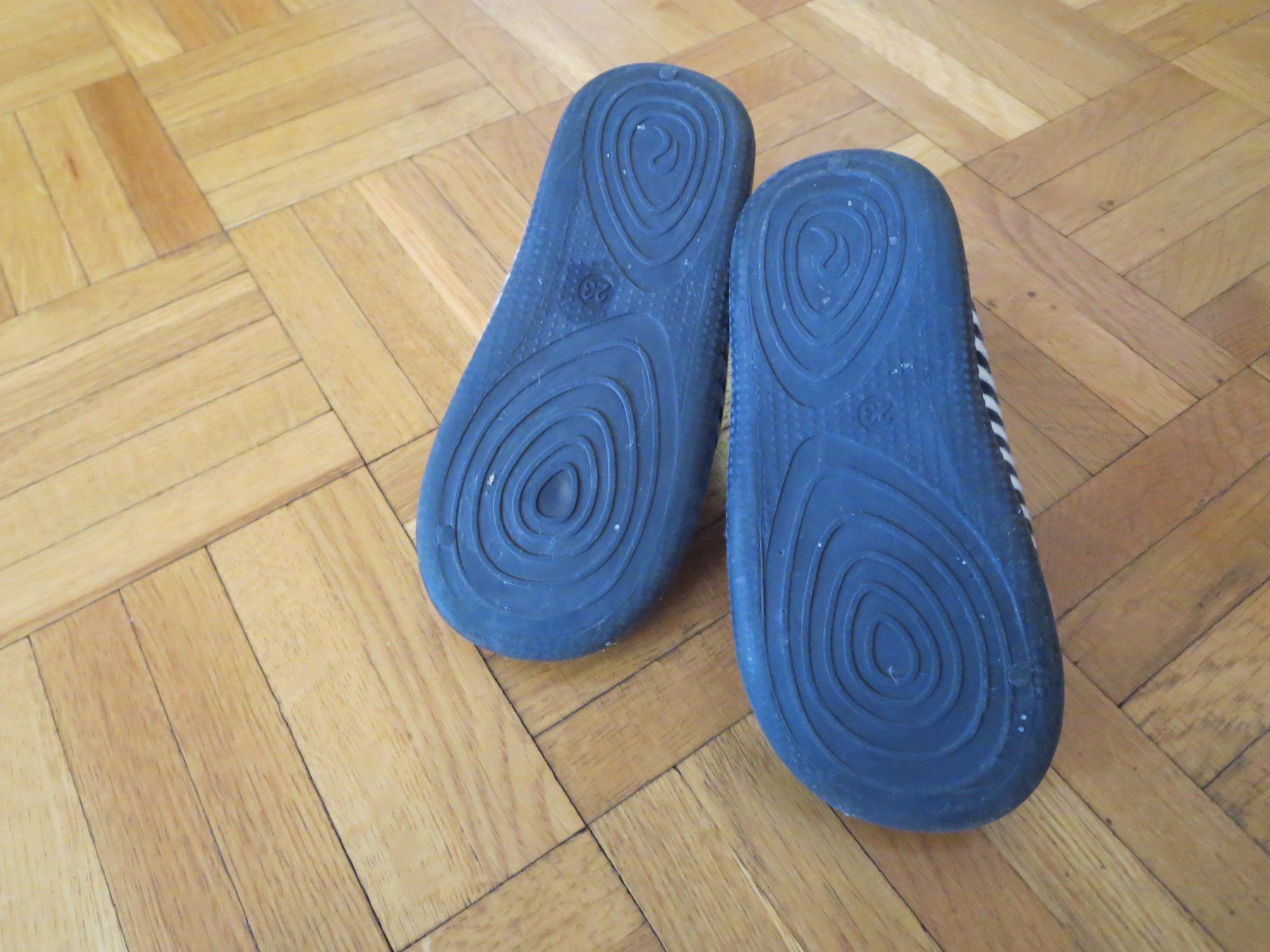 Schuhe für Mädchen: Kinder Gummi-Stiefeli /Hausschuhe /Gr. 23 – Gebraucht aus Wallisellen von Arvenstube 9