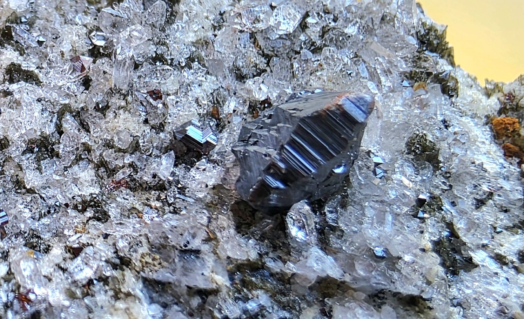 Mineralien & Heilsteine: Knopfrutil auf heller Matrix. Magnetit mit Rutil Binntal – Gebraucht aus Glis von nbu_65ys 1