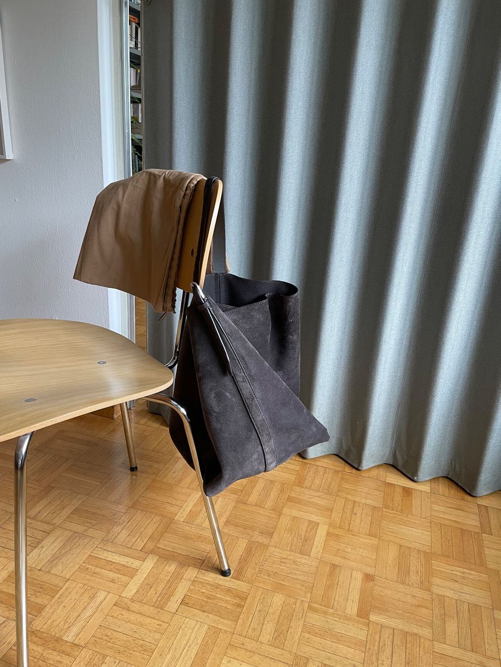 Totême Borse da donna: Toteme Tote Wildleder grau – Usato da Zürich venduto da Nhpp 2