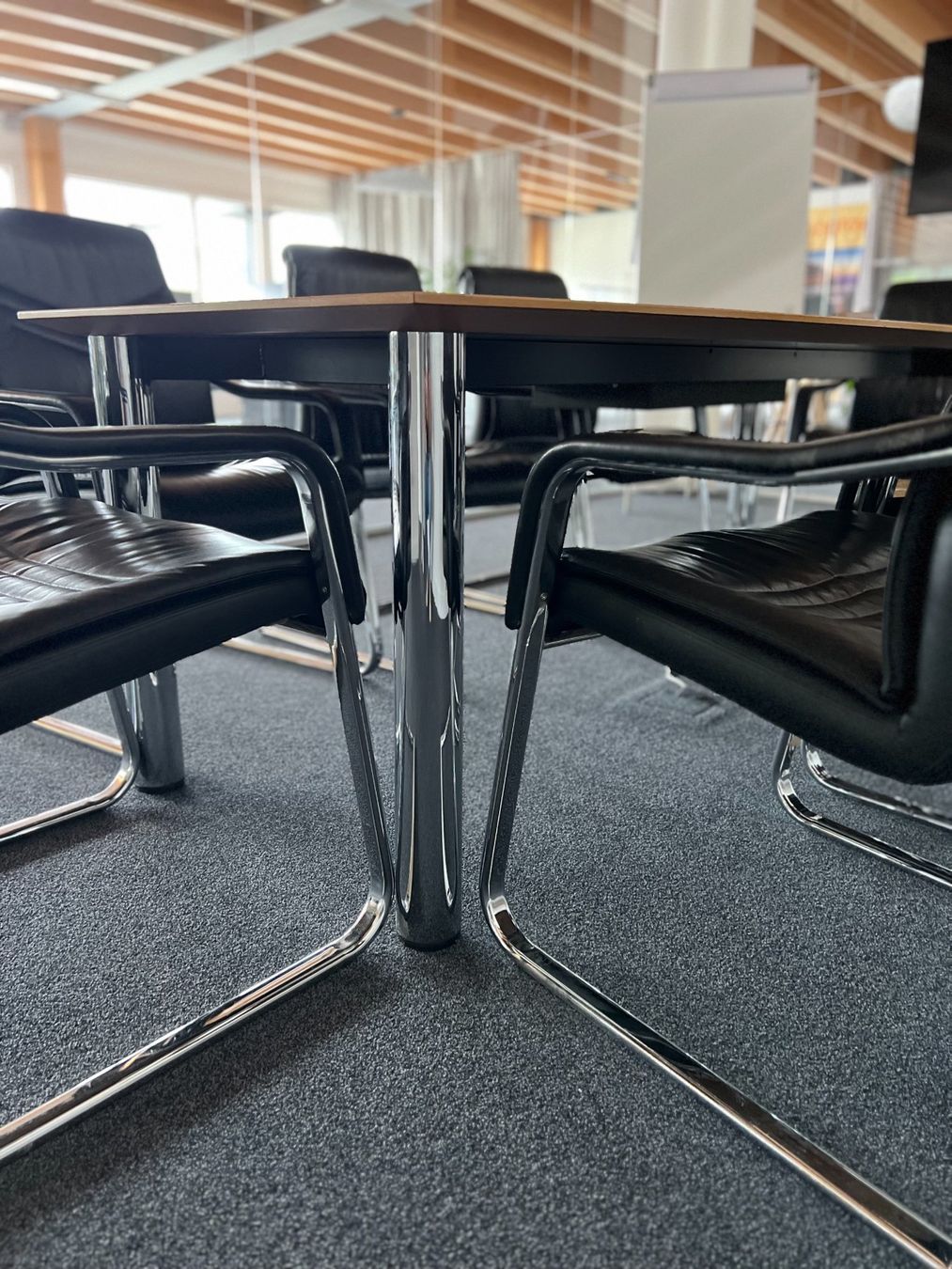 Set di tavolo e panche: Sitzungstisch mit 8 Ledersesseln & integrierter Steckdose – Usato da Appenzell venduto da oli_8dbc 4