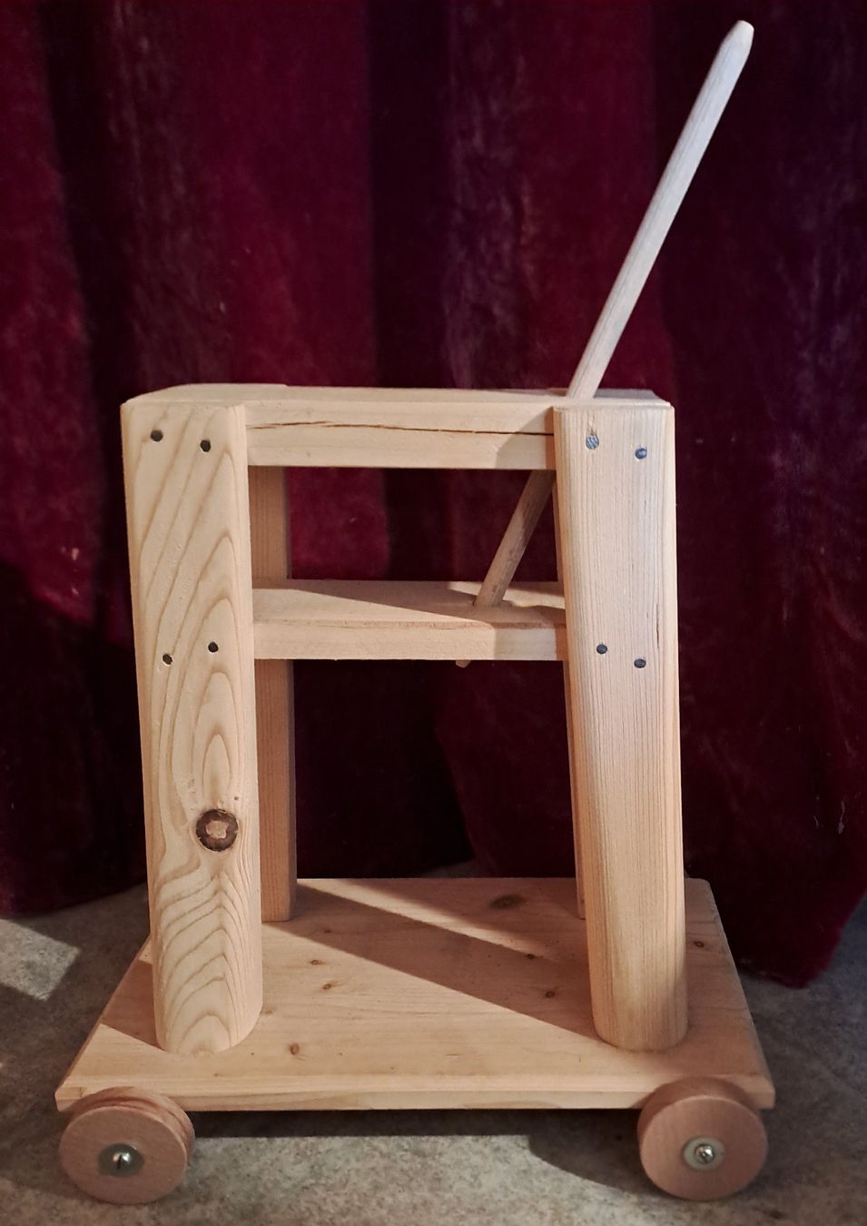 Spielzeuge: Holzgestell für Spielpferd – Gebraucht aus Münchenbuchsee von lanereal