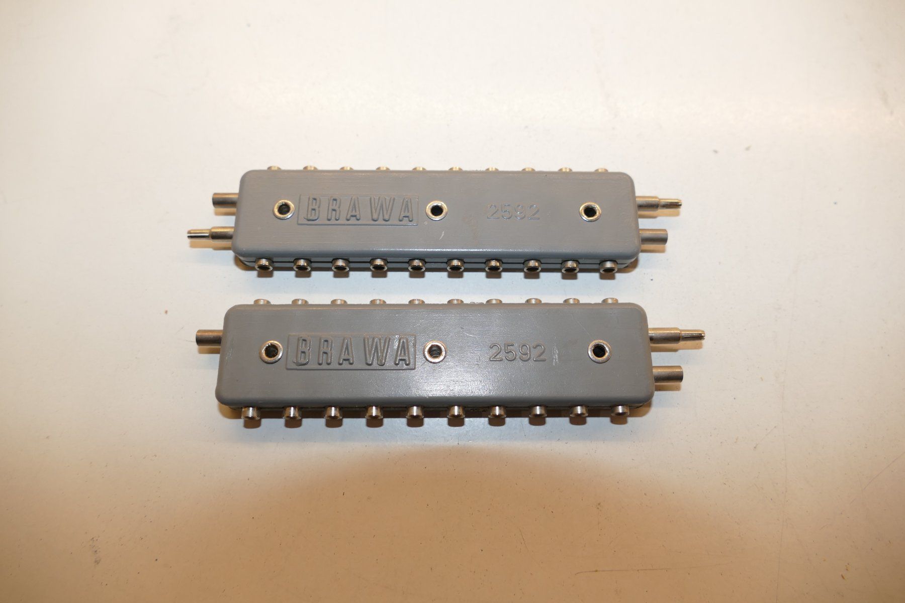 Brawa Modellini di ferrovie: Brawa:  2xVerteilerplatte 10-fach – Nuovo (secondo la descrizione) da Niederhasli venduto da rail-duerst