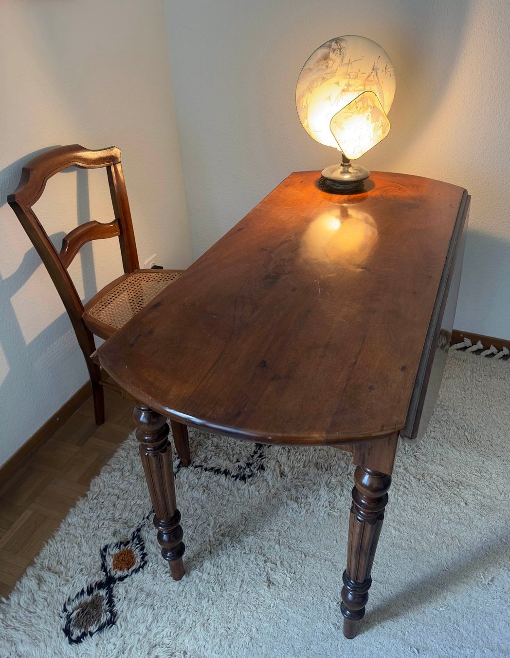 Set di tavolo e panche: Table demie-lune avec 4 chaises – Usato da Grancy venduto da Nikojardins 2