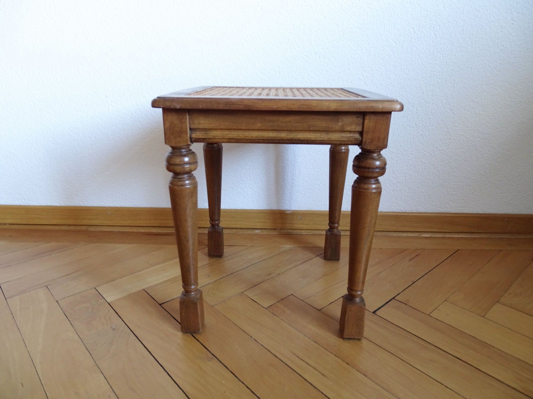 Sgabelli: Vintage Holz-Hocker mit Rattan-Geflecht – Usato da Solothurn venduto da hli_n69n 1
